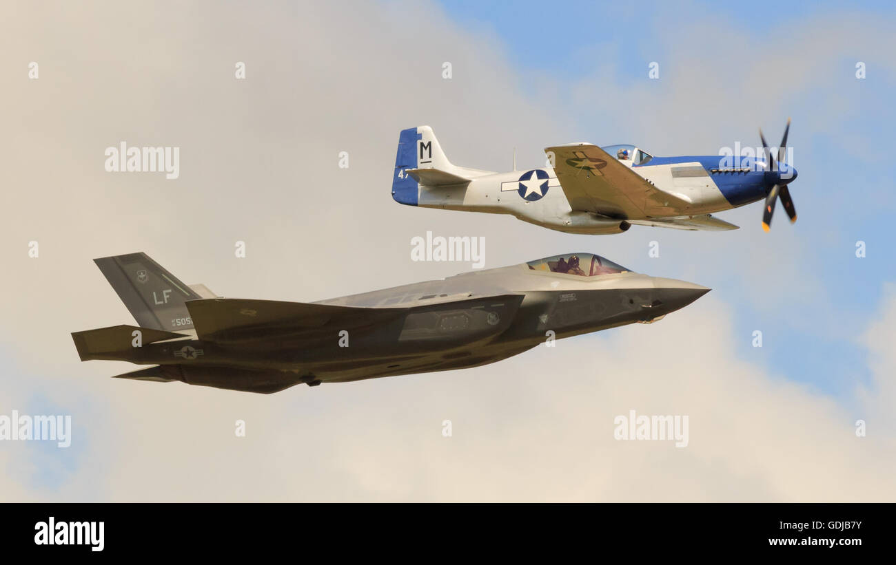 F35 Strike Fighter im Display mit Mustang P51 Stockfoto