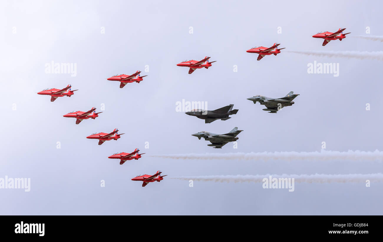 Rote Pfeile Taifune und Joint Strike Fighter F35 in Bildung Stockfoto