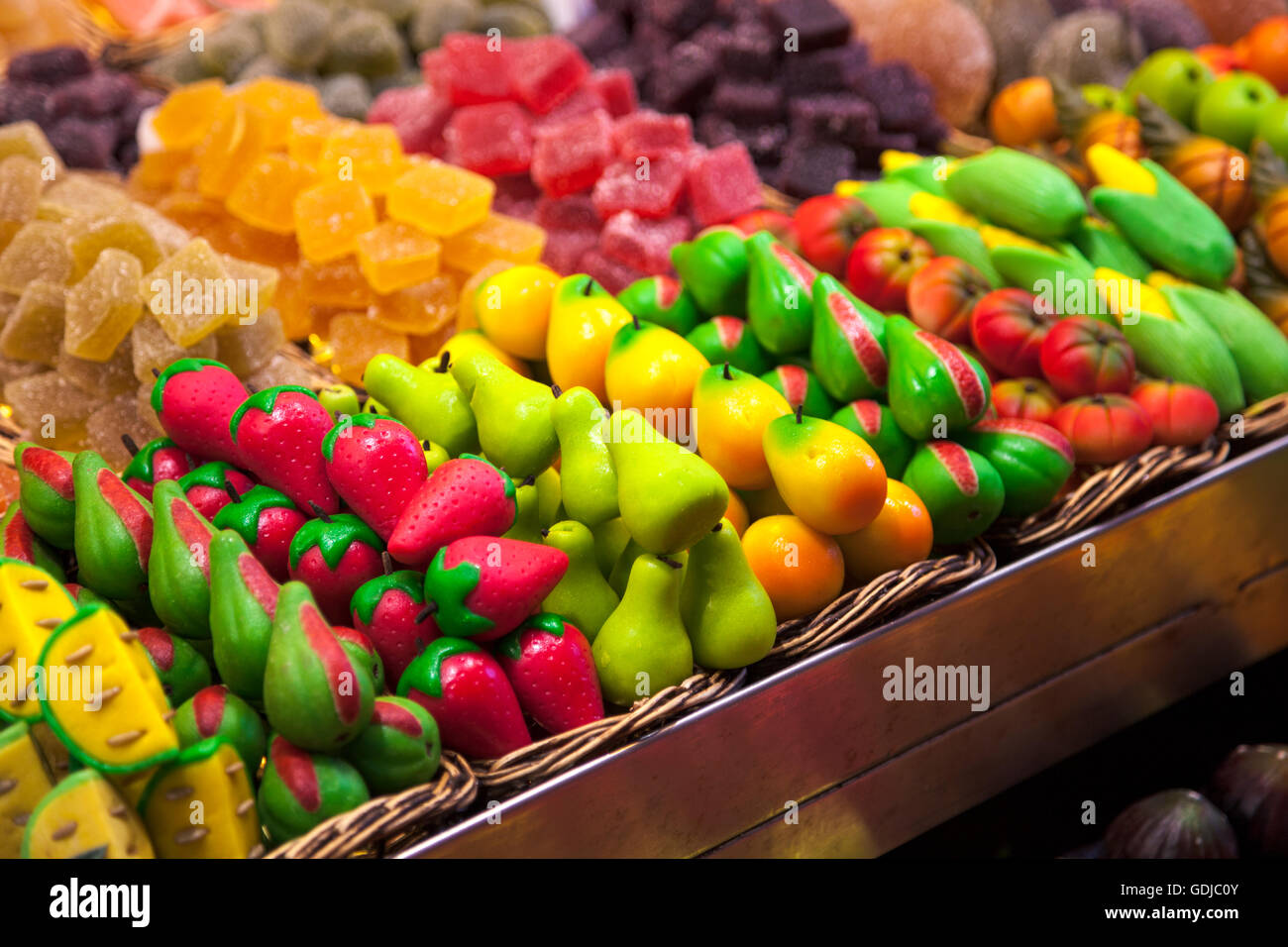 Marzipan-Obst auf dem Display an La Boqueria-Markt in Barcelona, Spanien Stockfoto