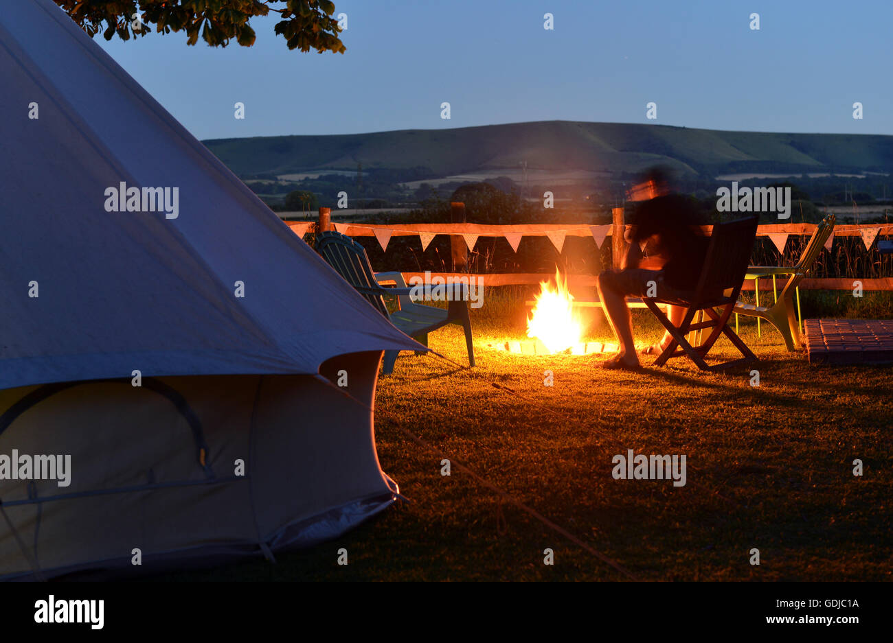 Bell-Zelt und Lagerfeuer - Glamping im Vereinigten Königreich Stockfoto