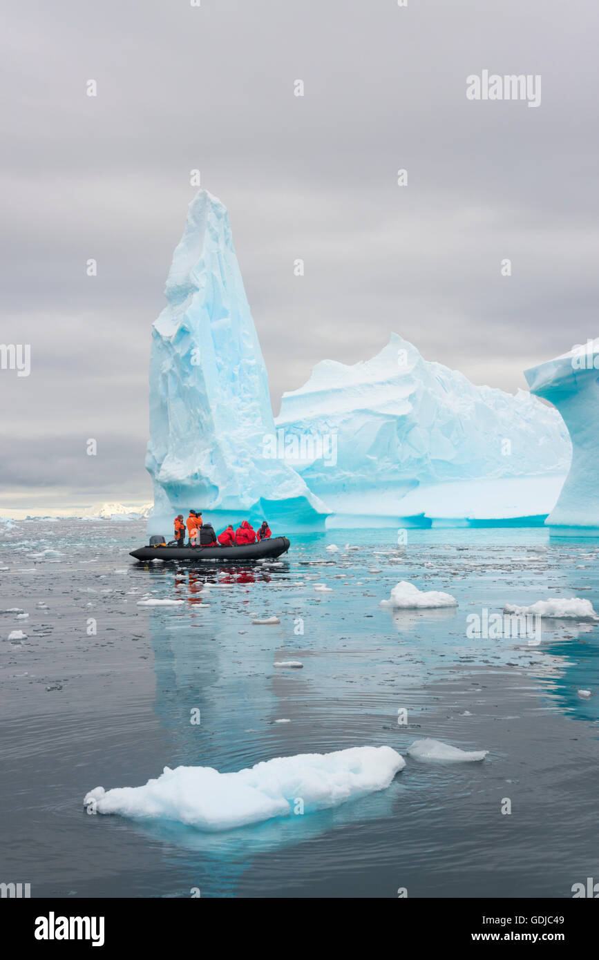 Zodiac herumfährt Eisberge mit Passagieren in der Antarktis. Stockfoto