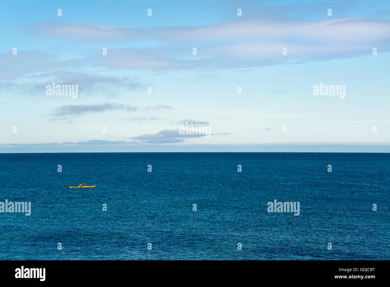 Gelben Kajak im südlichen Ozean entlang der antarktischen Halbinsel. Stockfoto