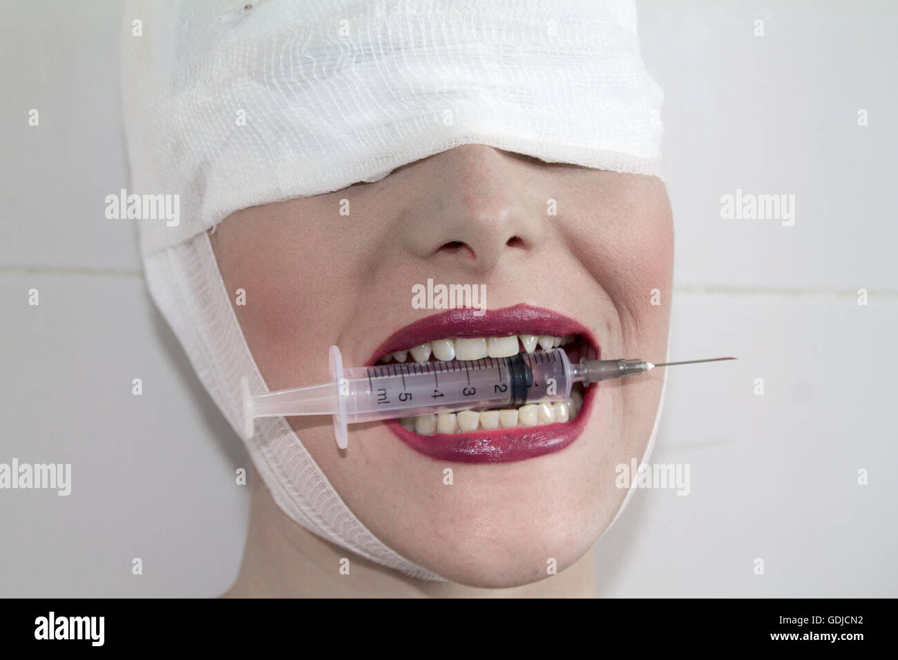 Mentale plastische Chirurgie Mädchen essen Nadel mit Bandage. Stockfoto
