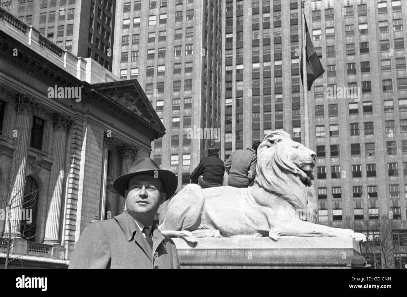 Fotograf Arthur Rothstein vor der New York Public Library auf der 5th Avenue. Das Datum ist unbekannt, aber es ist wahrscheinlich 1958 Stockfoto