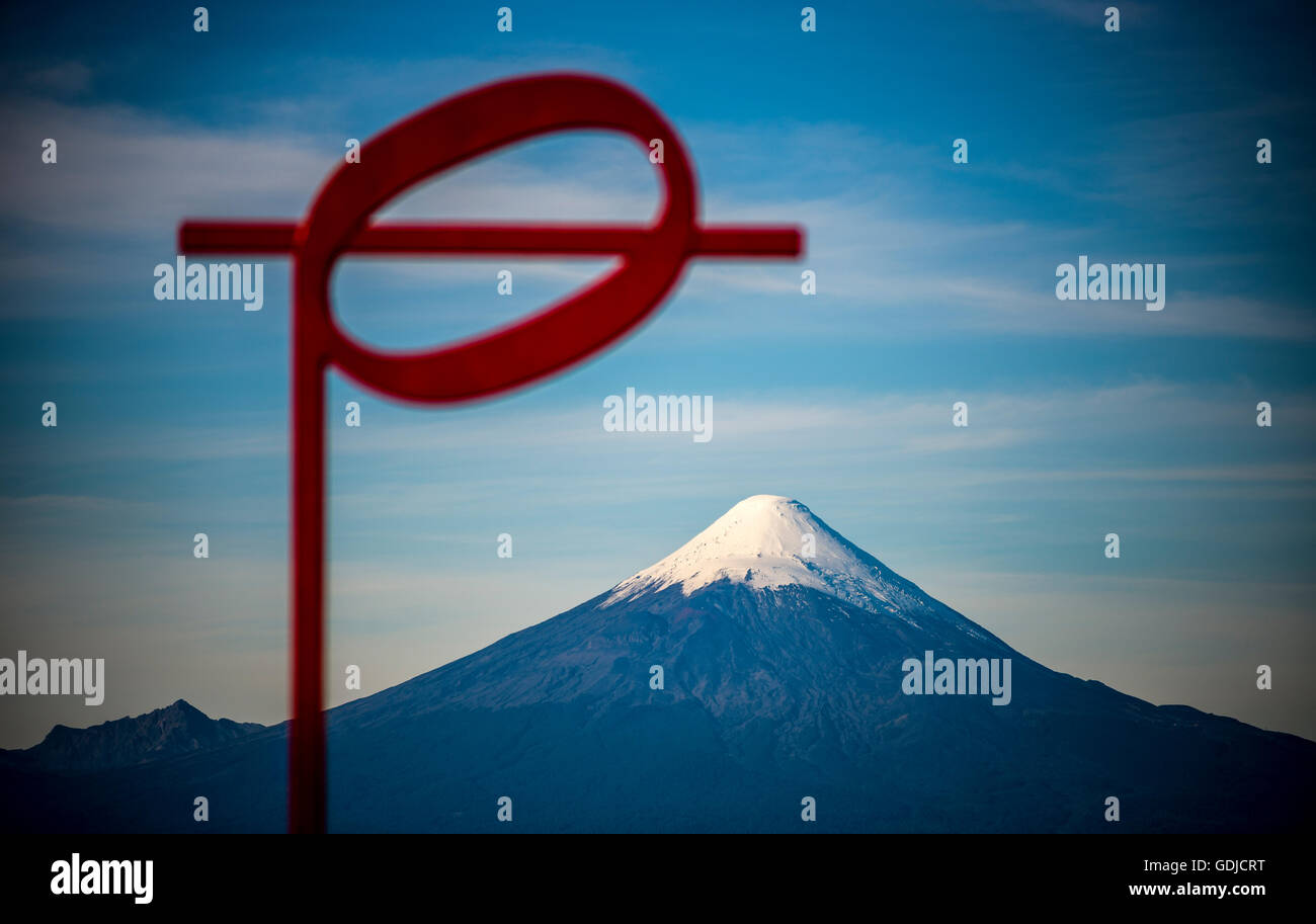 Figura Musical y Vulkan Osorno, LLanquihue, Decima Region de Los Lagos, Chile. Stockfoto