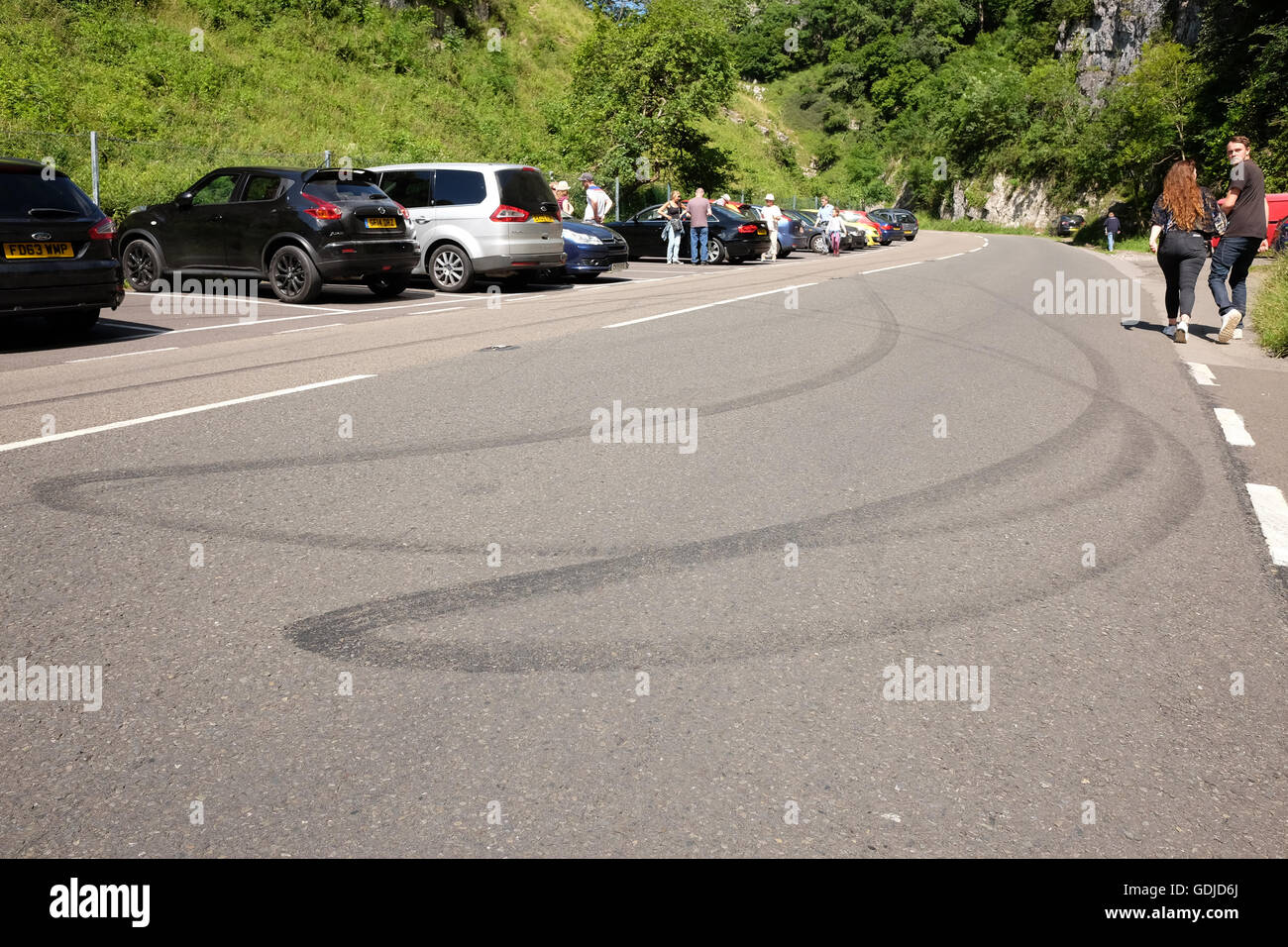 17. Juli 16 - Reifenspuren von Custom-Autofahrern, die zu einem Problem für die Einheimischen im Dorf Cheddar geworden sind. Stockfoto