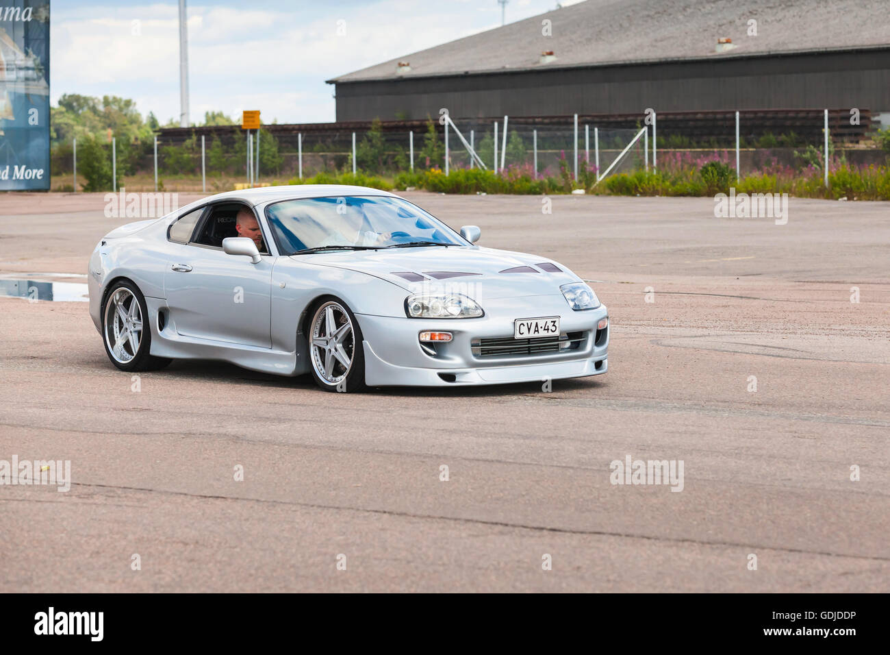 Kotka, Finnland - 16. Juli 2016: Hellgrau metallic Toyota Supra A80 geht auf der breiten Straße Stockfoto