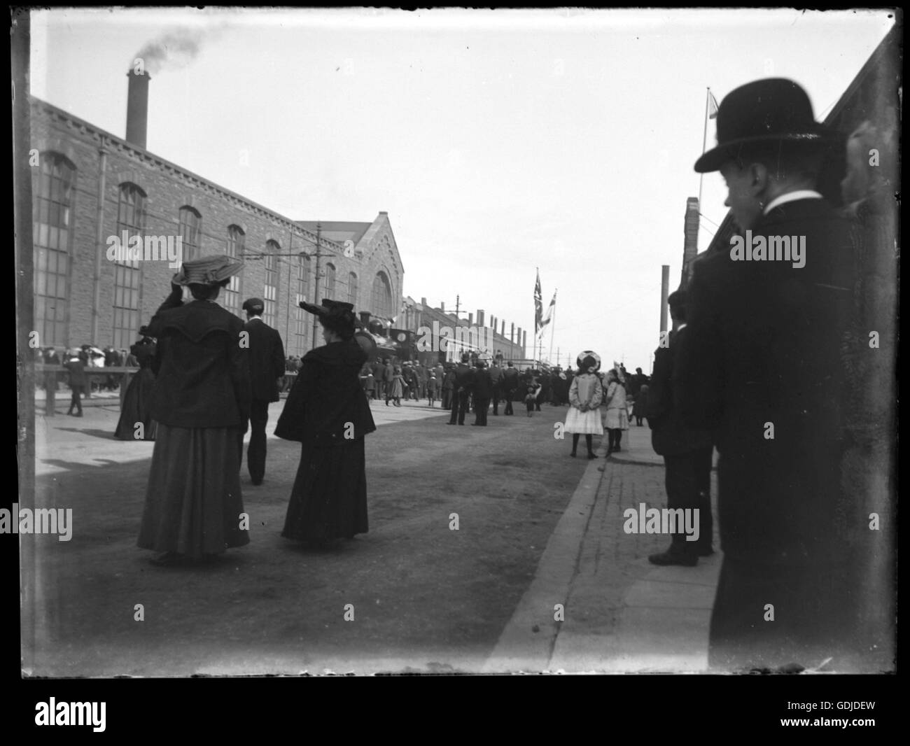 Zug-Ankunft in Carlilse, 1904 oder Queen Victoria Jubiläum Feier im Jahre 1887.   Foto von Tony Henshaw Stockfoto