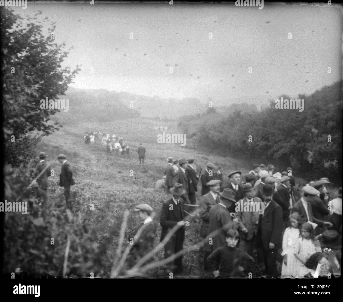 Menschen auf die Tiverton Leat c1920, Tiverton, Devon, England. Foto von Tony Henshaw Stockfoto