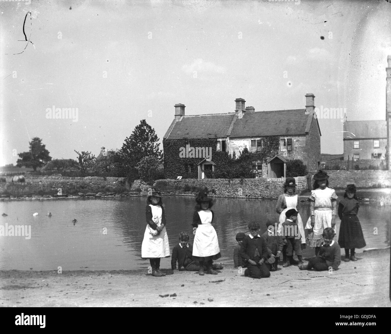 Edwardian Kinder Weiher. C1910. Foto von Tony Henshaw Stockfoto