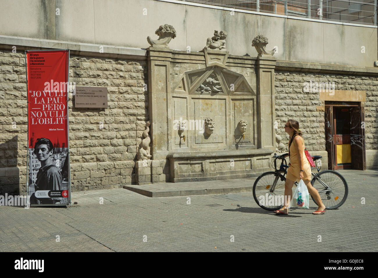 Standort in der Altstadt Barcelonas, Erinnerung an die Bombardierung der Stadt durch Francos Truppen während des spanischen Bürgerkriegs die vor 80 Jahren begann. George Orwell kämpften für die republikanische Seite gegen Franco während des spanischen Bürgerkriegs die vor 80 Jahren begann. Seine Erfahrung führte ihn zu seinem berühmten Buch: "Ehrerbietung nach Katalonien". Barcelona, Spanien. Stockfoto