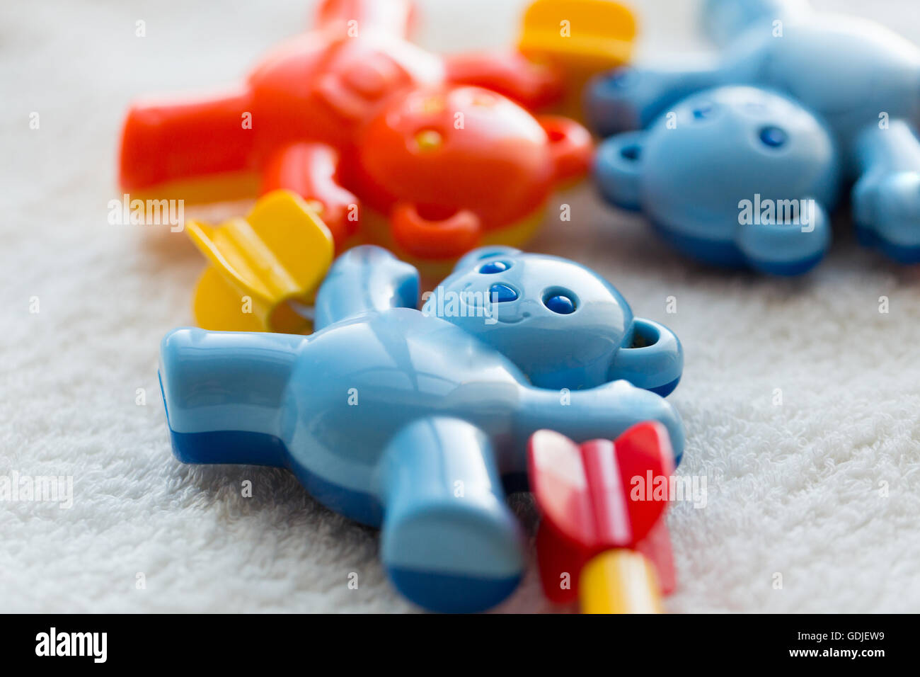 Nahaufnahme von Babyrassel auf Handtuch Stockfoto