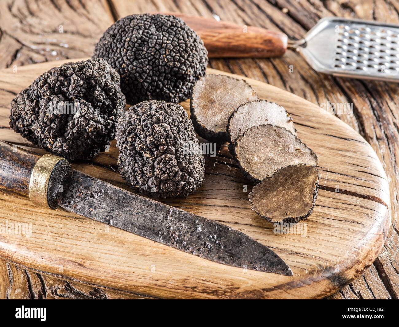 Schwarzen Trüffeln auf dem alten Holztisch. Stockfoto