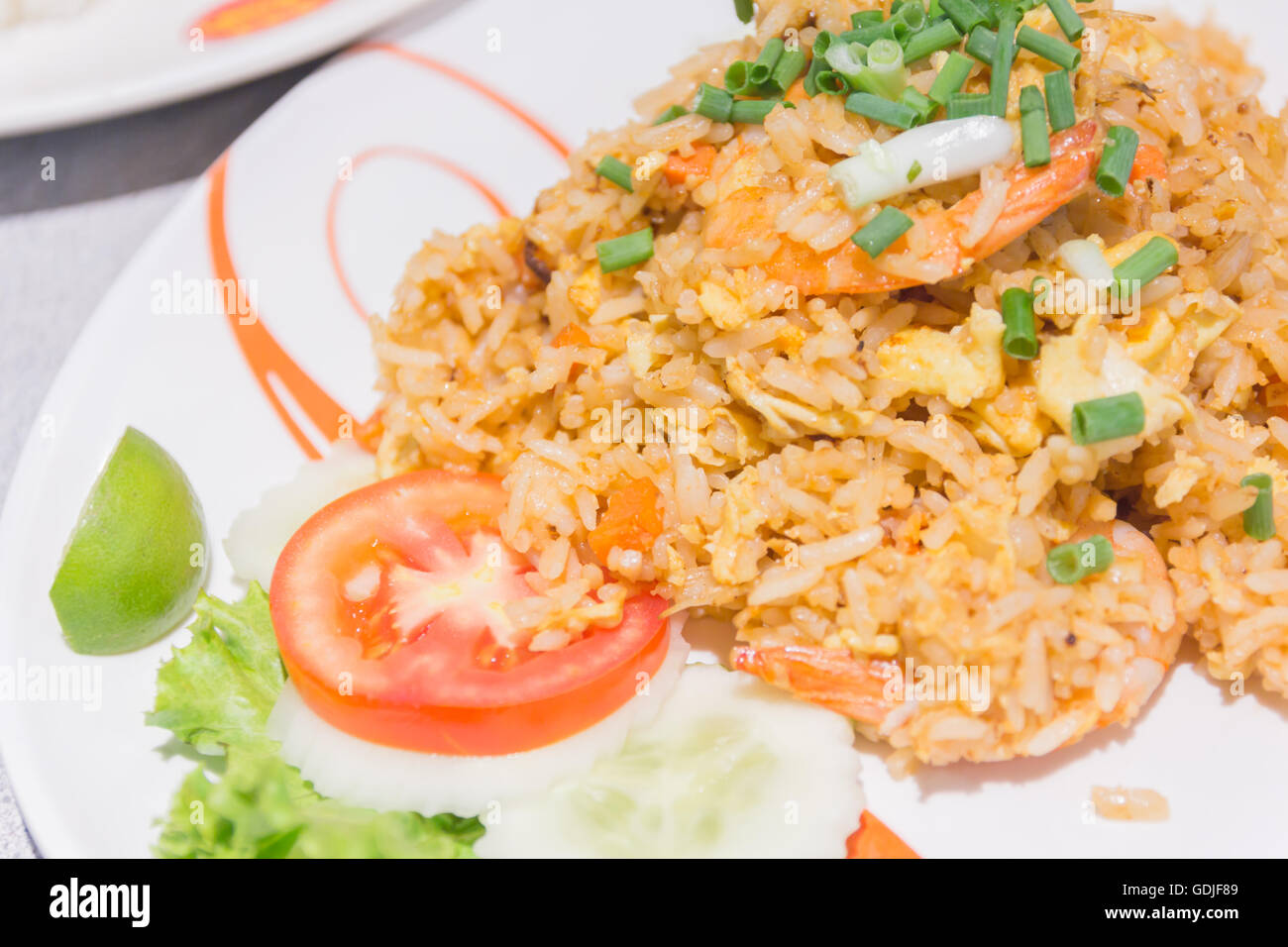 Hausgemachte Chinesisch gebratener Reis mit Gemüse, Huhn und Spiegeleier auf dem Silbertablett serviert (selektiven Fokus, Fokus, ein Drittel in die Stockfoto