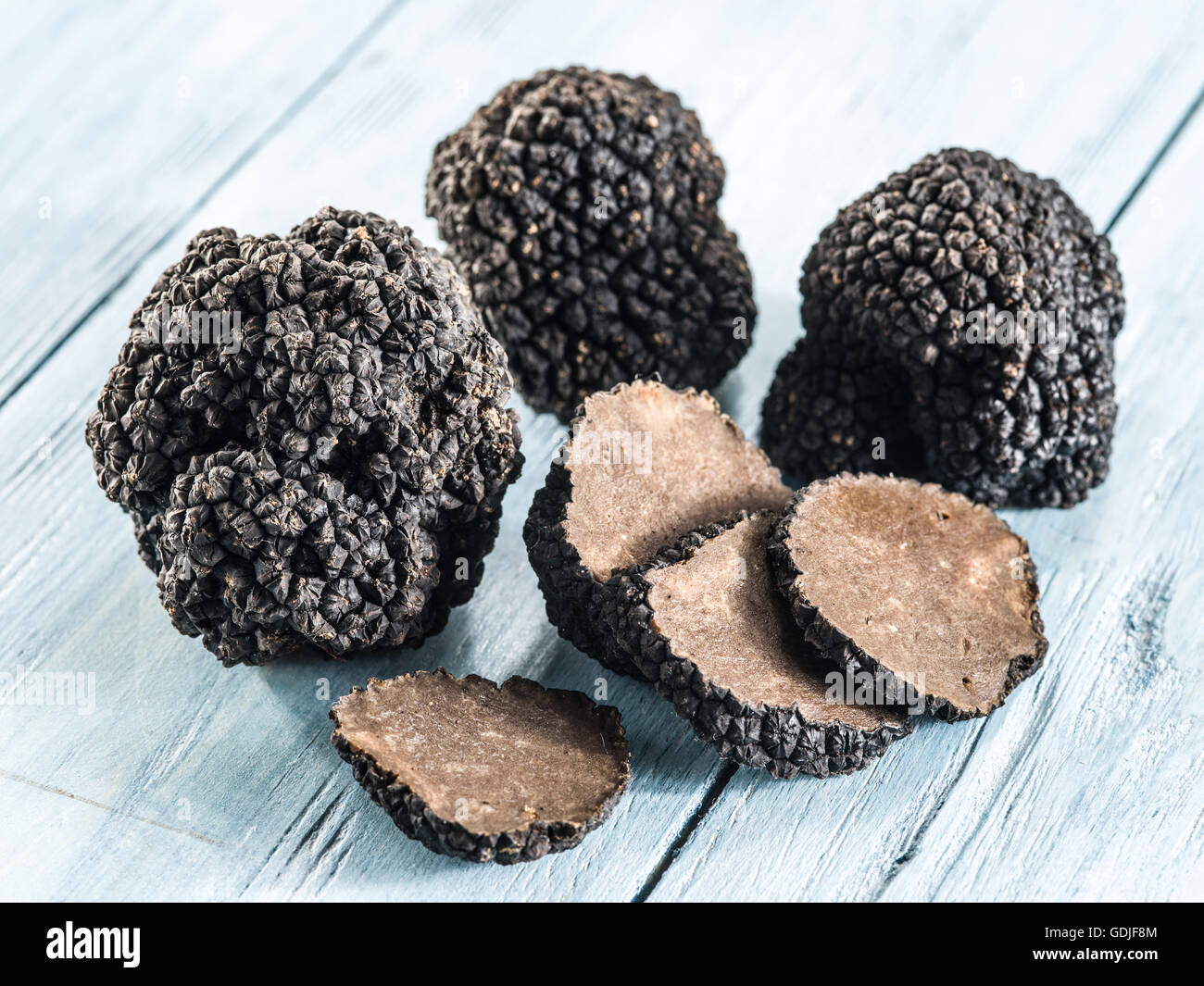 Schwarzen Trüffeln auf dem alten Holztisch. Stockfoto