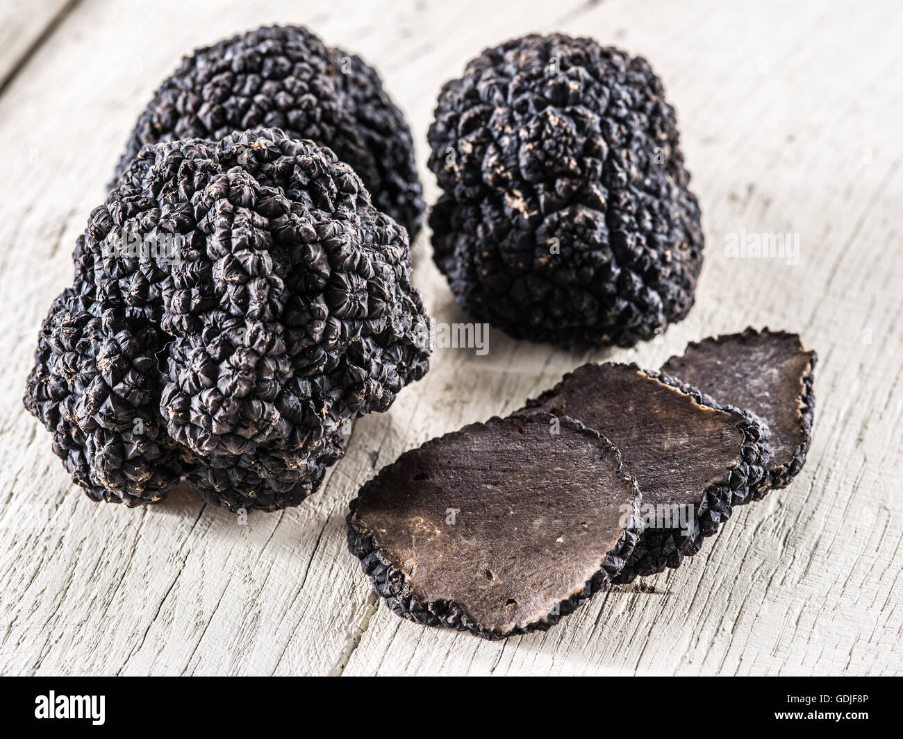 Schwarzen Trüffeln auf dem alten Holztisch. Stockfoto