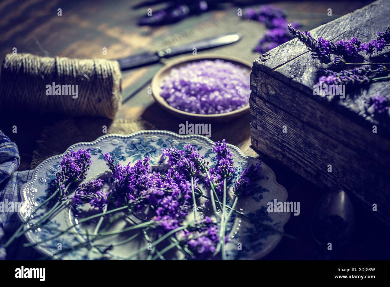 Salz, Kräuter Körperpeeling mit frischen Lavendelblüten Stockfoto