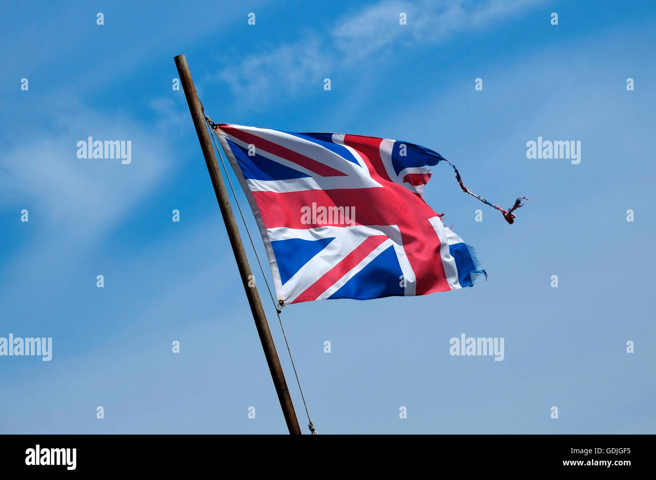Union Jack-Flagge am Mast gerissen Stockfoto