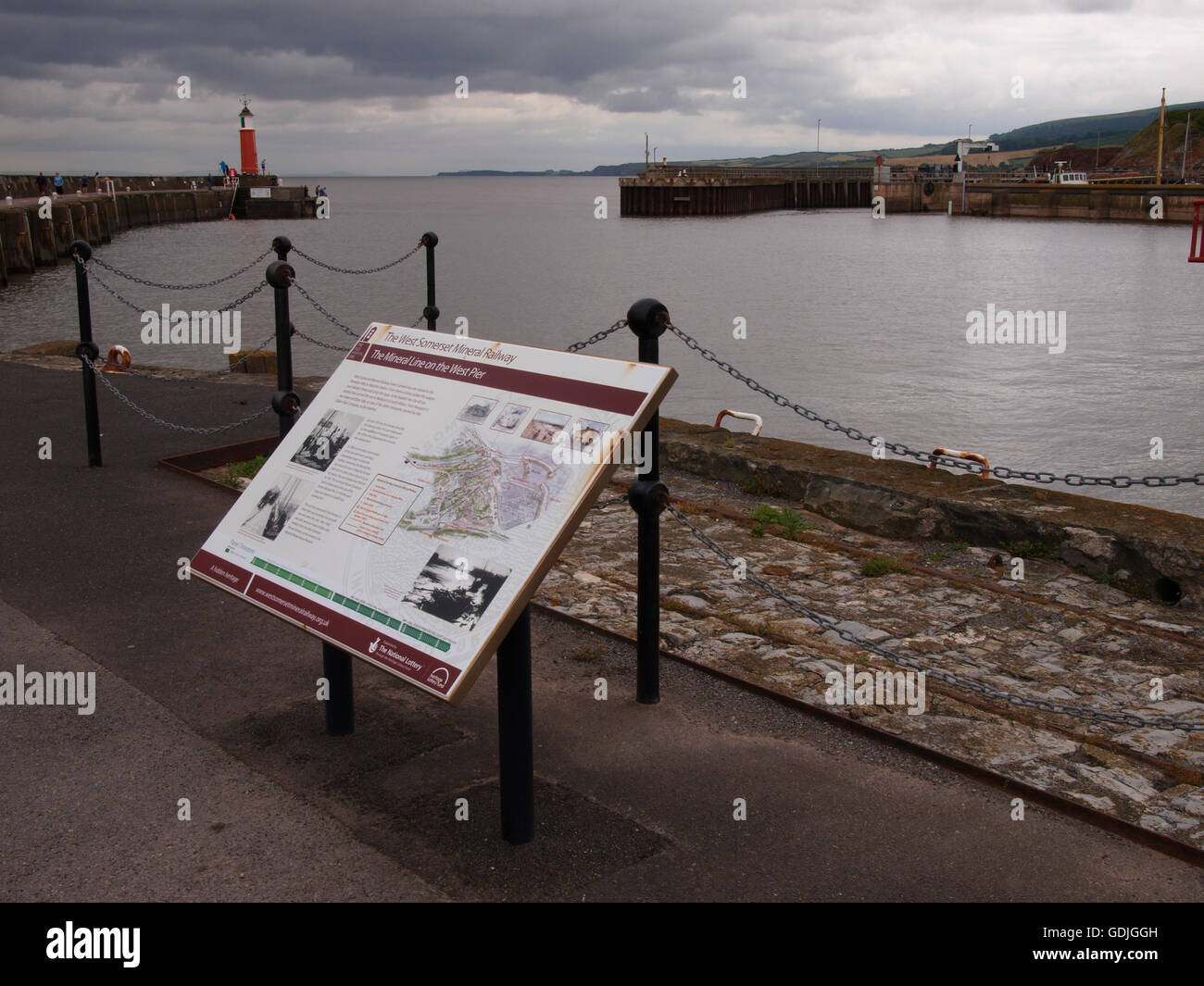 Info-Tafel auf der West Pier Watchet Hafen, Somerset, Großbritannien erklärt die Geschichte der West Somerset Mineral Railway. Stockfoto
