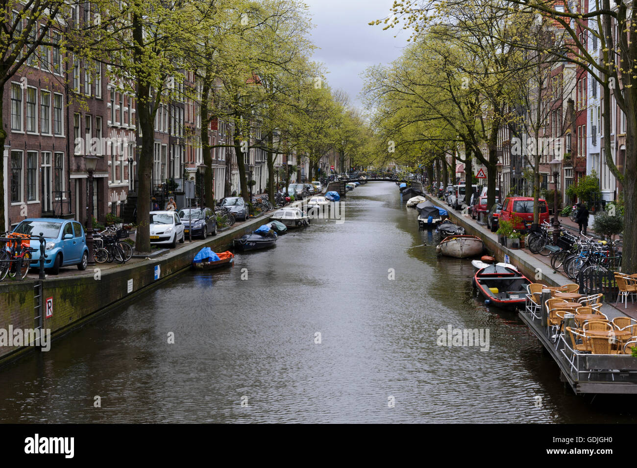 Boote vor Anker in den Kanal in Amsterdam, Holland, Niederlande. Stockfoto