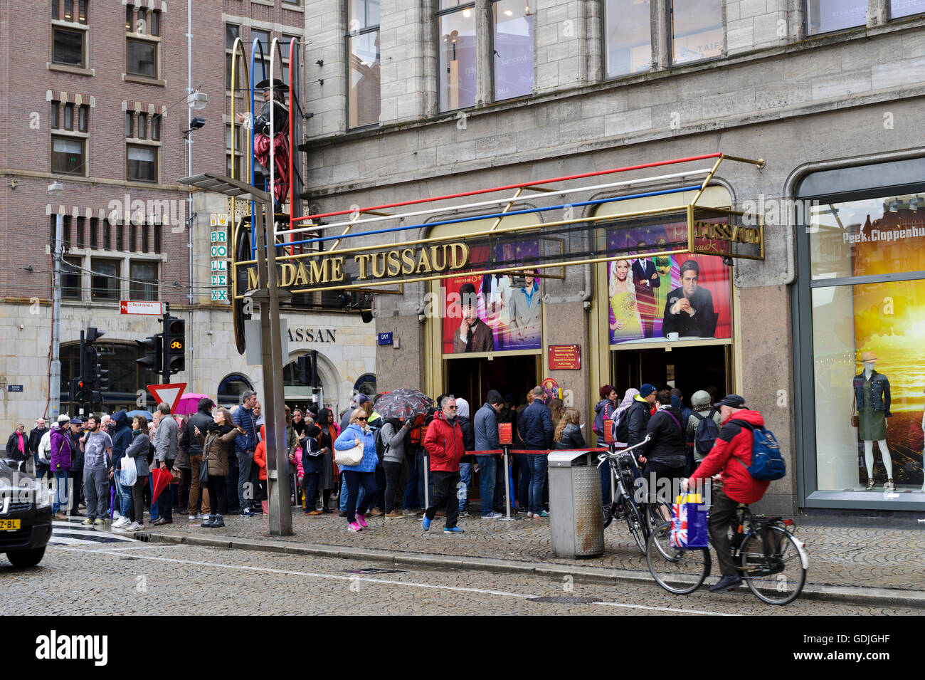 Schlangestehen vor der berühmten Madame Tussauds in Amsterdam, Holland, Netherdalnds Menschen. Stockfoto