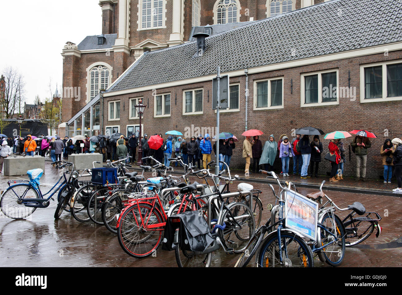 Menschen, die Schlange im Regen außerhalb der Anne-Frank-Museum in Amsterdam, Holland, Niederlande. Stockfoto