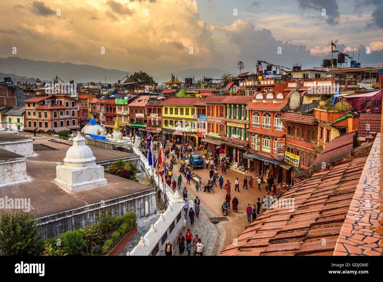 Touristen und Nepalesen rund um Boudhanath Stupa, eines der größten antiken Stupa der Welt. Stockfoto