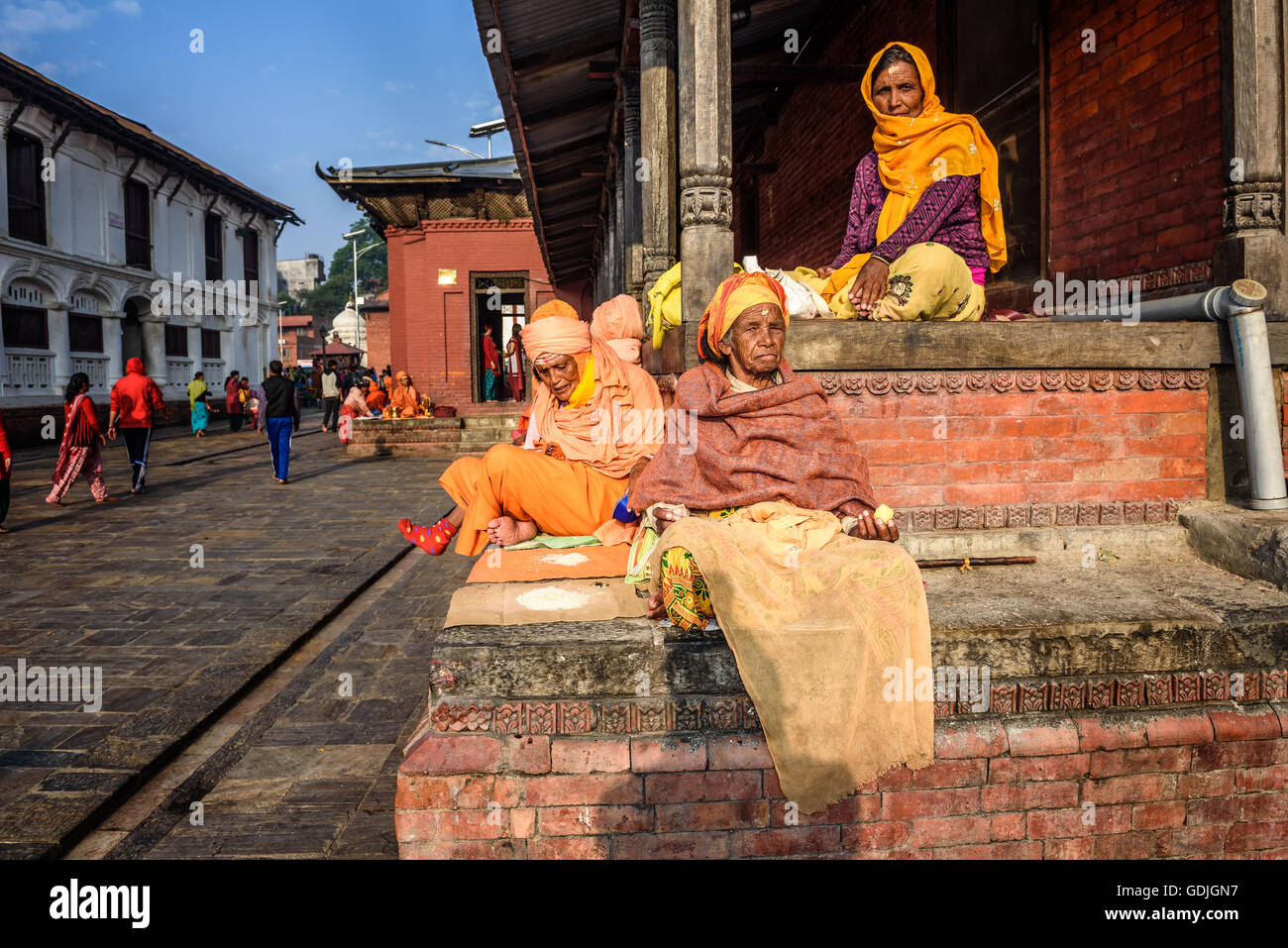 Alte Frauen betteln bei Pashupatinath Tempel in Kathmandu Stockfoto