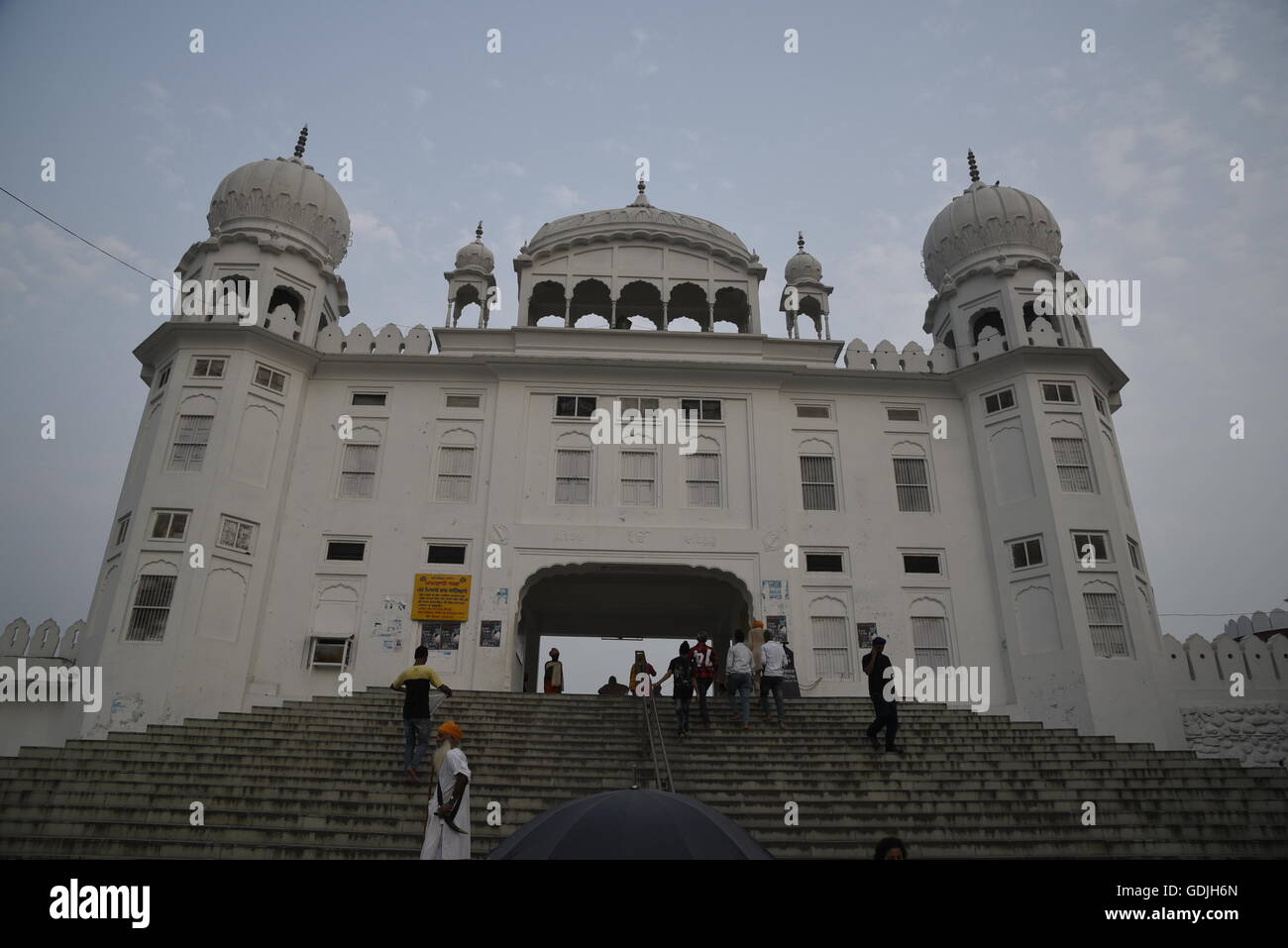 Eingang, Treppe und das Tor der Gurudwara Qila Anandgarh Sahib, Anandpur Sahib, Punjab, Indien, Asien Stockfoto