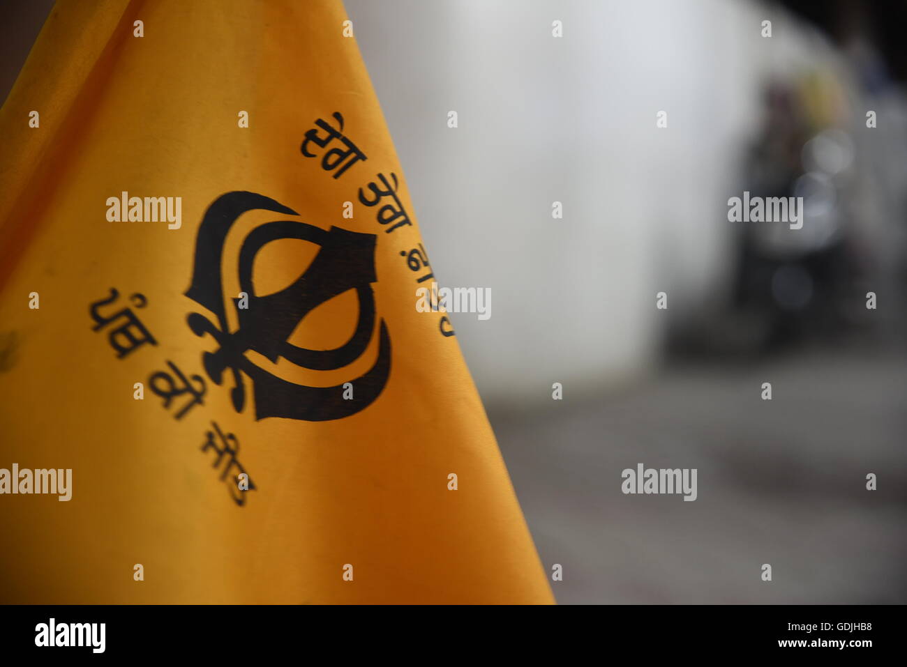 Sikhism Emblem Khanda religiöses Symbol traditionelle Sikh Flagge hat ein Bild von einem "Khanda", das Symbol des Sikh Glaubens Stockfoto