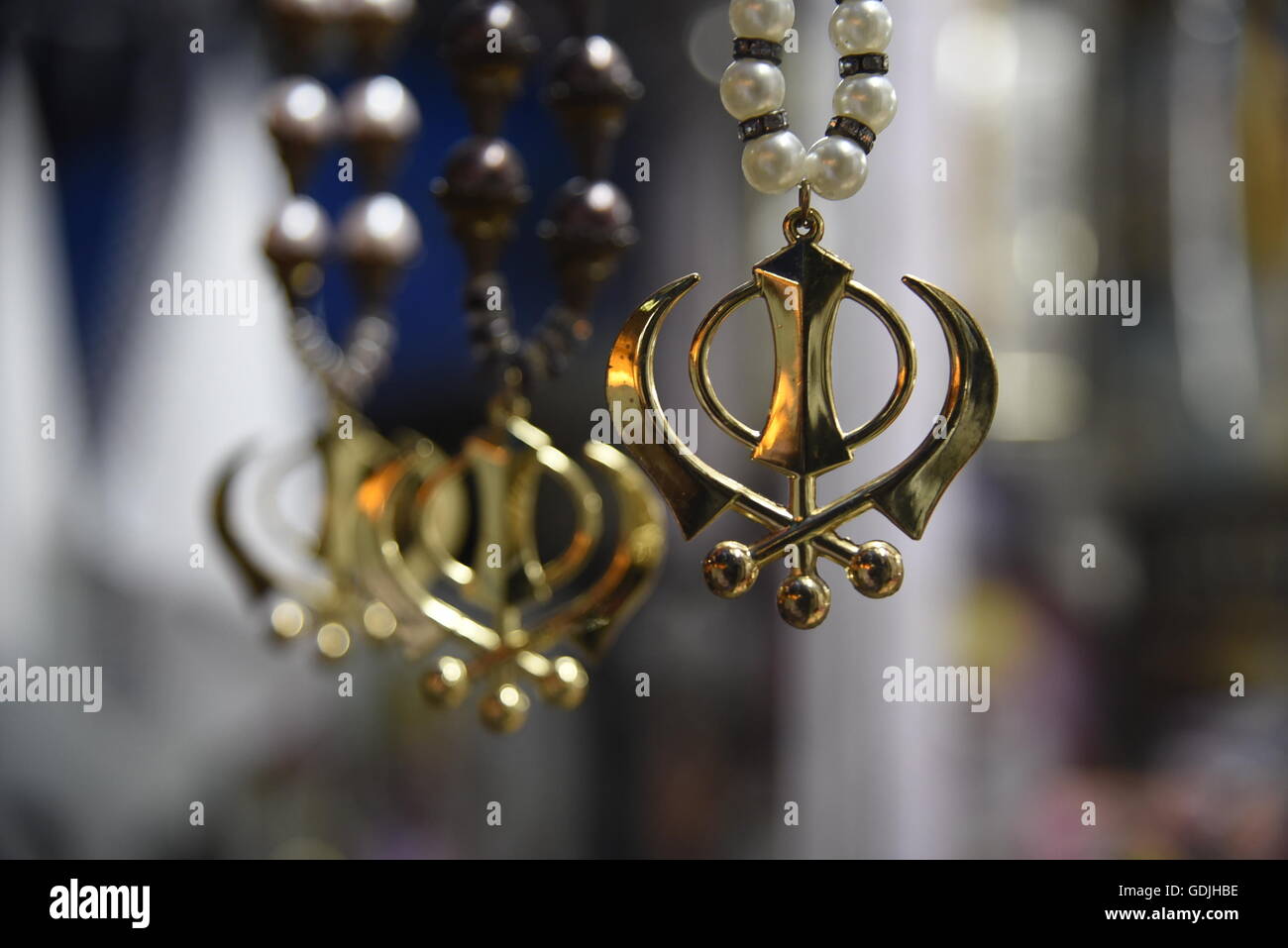 Sikhism Emblem Khanda religiöses Symbol der Insignien des Khalsa unterstrichen durch die Tatsache, dass viele Sikh Fahnen Stockfoto