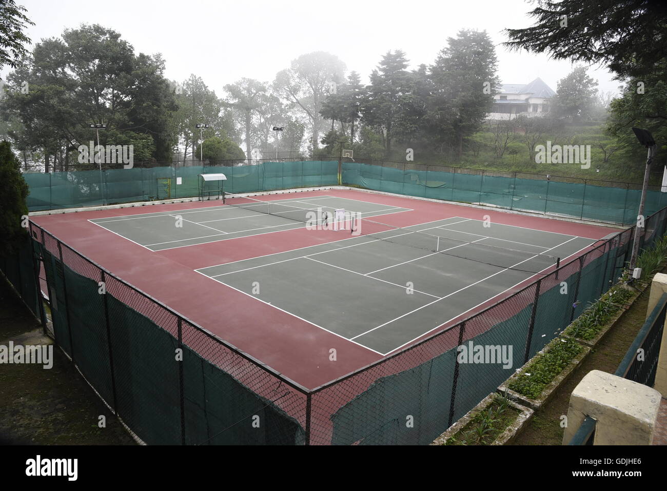 Leere geschlossene Tennis Court spielen Sportplatz gesperrt alle Wetter aufgetaucht Tennisplätze, Indien, Asien Stockfoto