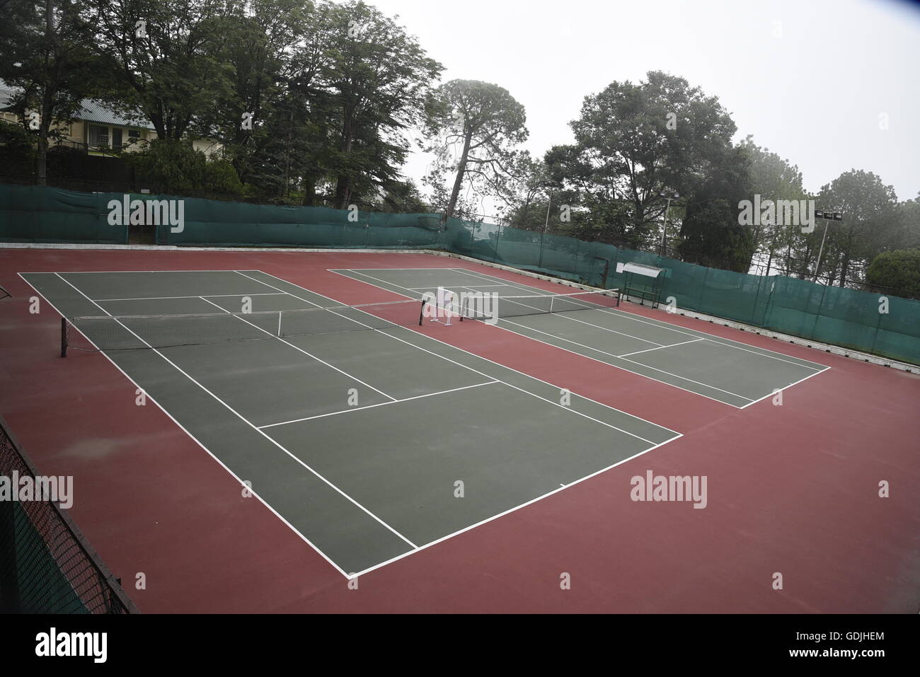 Leere geschlossene Tennis Court spielen Sportplatz gesperrt alle Wetter aufgetaucht Tennisplätze, Indien, Asien Stockfoto