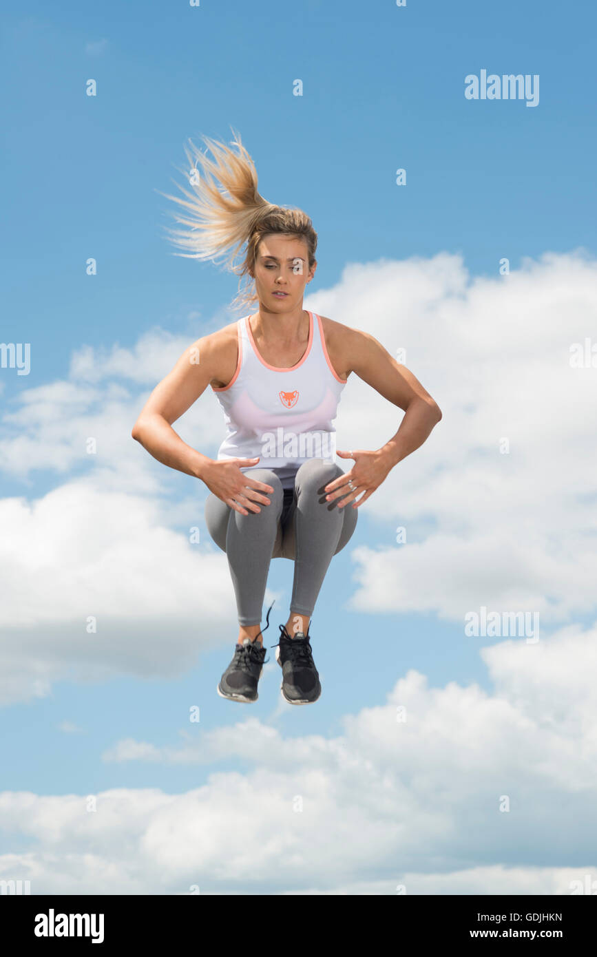 Frau in der Luft springen Stockfoto