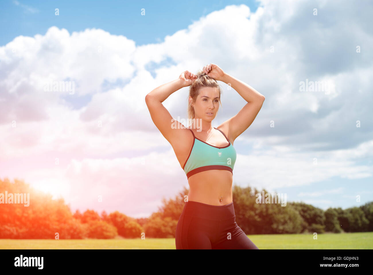 Frau trägt Sport-BH und Leggins Fit zu halten fit Stockfoto