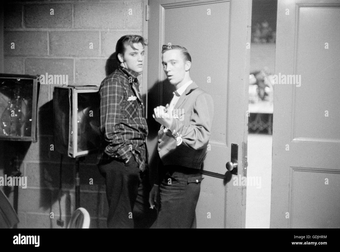 Elvis Presley und seinem Cousin Gene Smith, backstage bei der University of Dayton Fieldhouse, 27. Mai 1956. Stockfoto