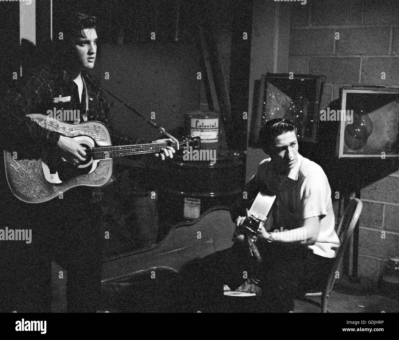 Elvis Presley und Scotty Moore, zwischen den Aufführungen, backstage bei der University of Dayton Fieldhouse, 27. Mai 1956. Stockfoto