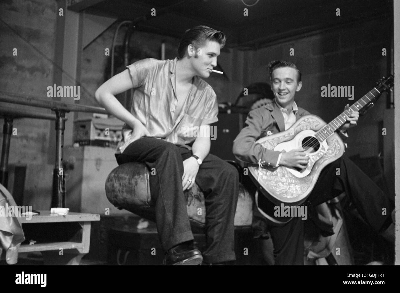 Elvis Presley und seinem Cousin Gene Smith, backstage bei der University of Dayton Fieldhouse, 27. Mai 1956. Stockfoto