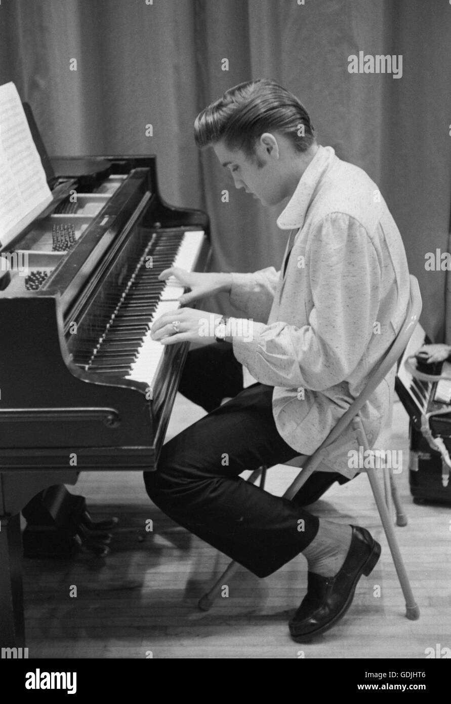 Elvis Presley verbringt einige Zeit am Klavier während des Wartens auf eine Show an der University of Dayton Fieldhouse, 27. Mai 1956 beginnen. Stockfoto