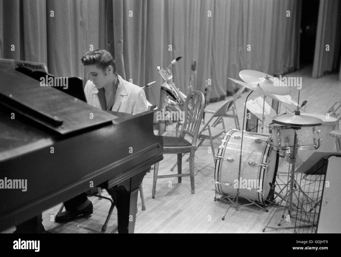 Elvis Presley verbringt einige Zeit am Klavier während des Wartens auf eine Show an der University of Dayton Fieldhouse, 27. Mai 1956 beginnen. Stockfoto