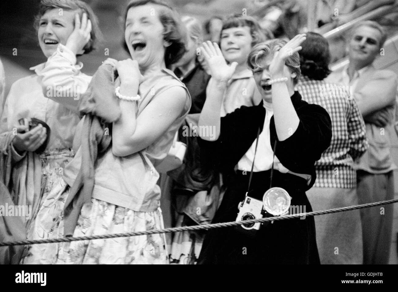 Fans reagieren auf Elvis Presley erklingt in der University of Dayton Fieldhouse, 27. Mai 1956. Stockfoto