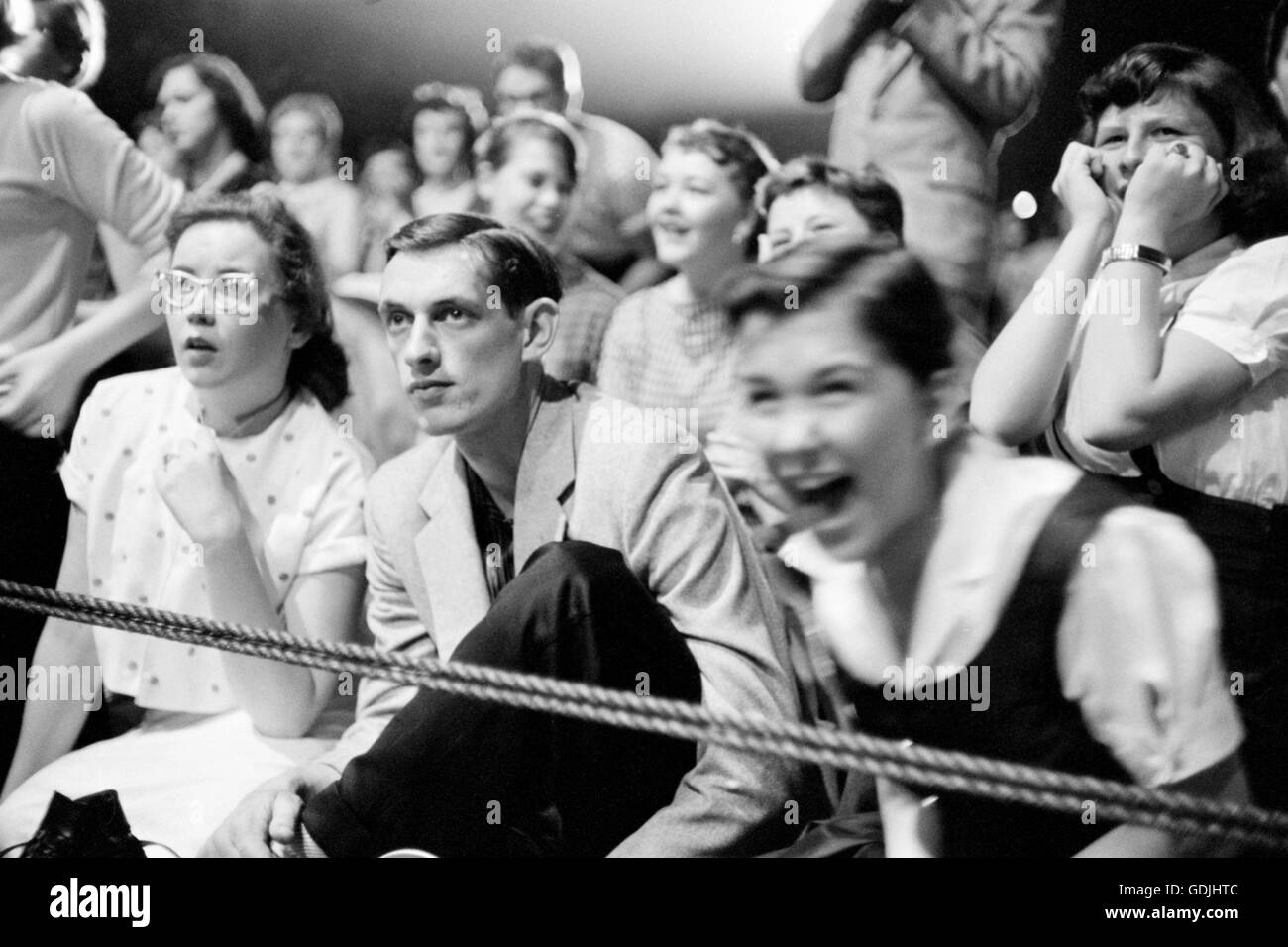 Fans reagieren auf Elvis Presley erklingt in der University of Dayton Fieldhouse, 27. Mai 1956. Stockfoto