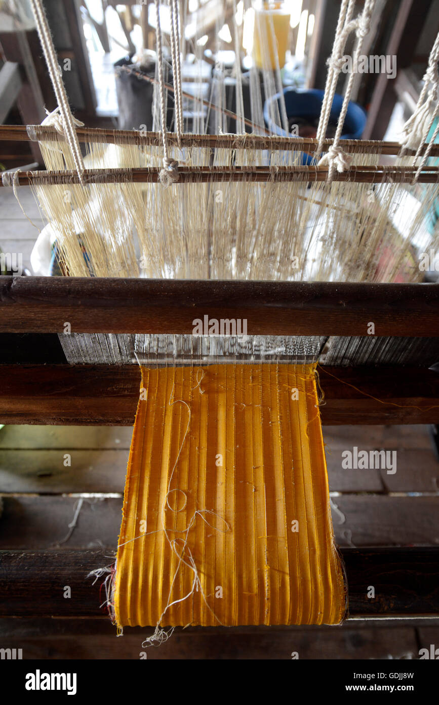 eine Frau in einer traditionellen Werkstatt für Weberei Fabrik in der Nähe von Dorf Phaung Daw Oo am Inle See in den Shan-Staat in der ea Stockfoto