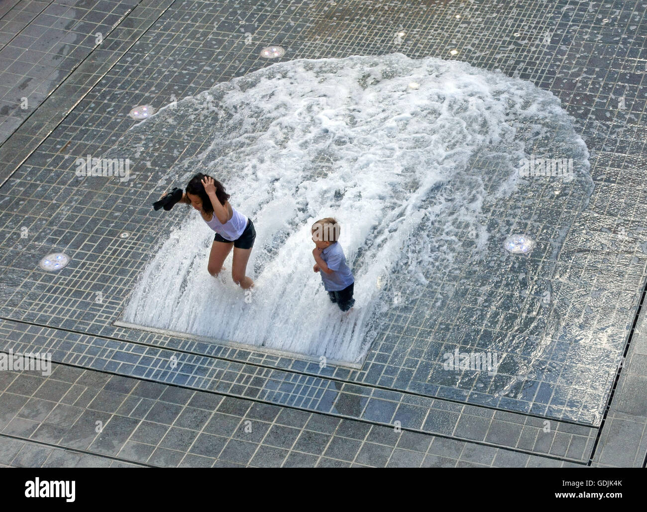 Kinder spielen im Wasser-Funktion im Einkaufszentrum in Bordeaux, Frankreich Stockfoto