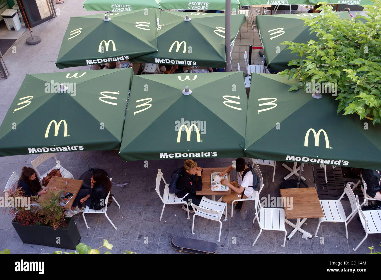 McDonald's-Restaurant im Einkaufszentrum in Bordeaux, Frankreich Stockfoto
