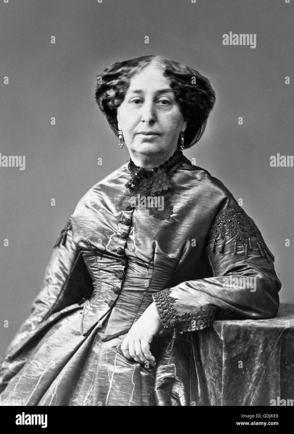 George Sand. Porträt der französischen Schriftstellerin George Sand (Amantine Lucile Aurore Dupin: 1804-1876), berühmt für ihre Affäre mit dem Komponisten Frederic Chopin. Foto von Nadar [Gaspard-Félix Tournachon], c.1865. Stockfoto