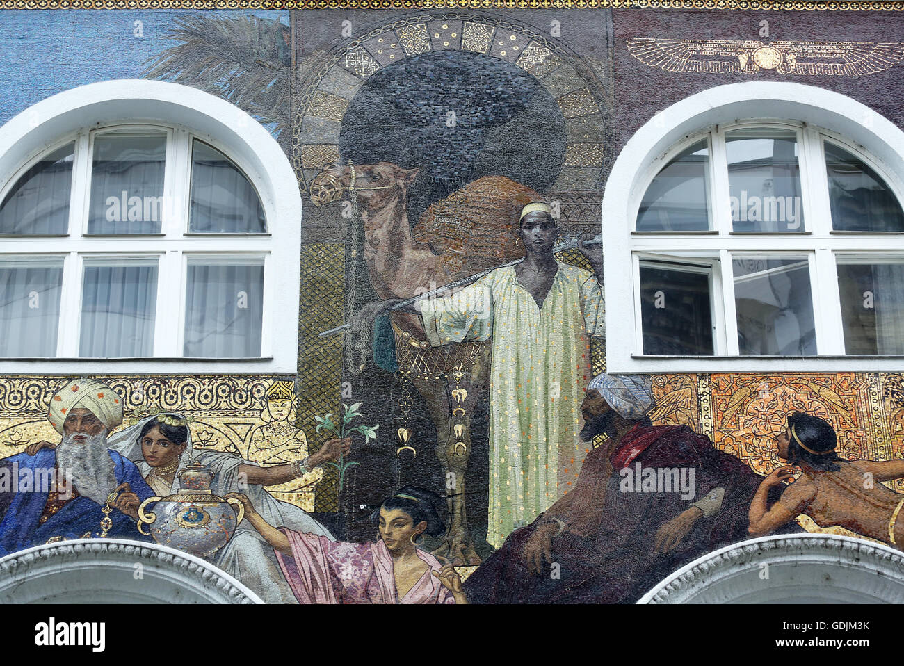 Fassade, Karntnerstrasse 16 in Wien, Österreich am 10. Oktober 2014 Mosaiken. Stockfoto