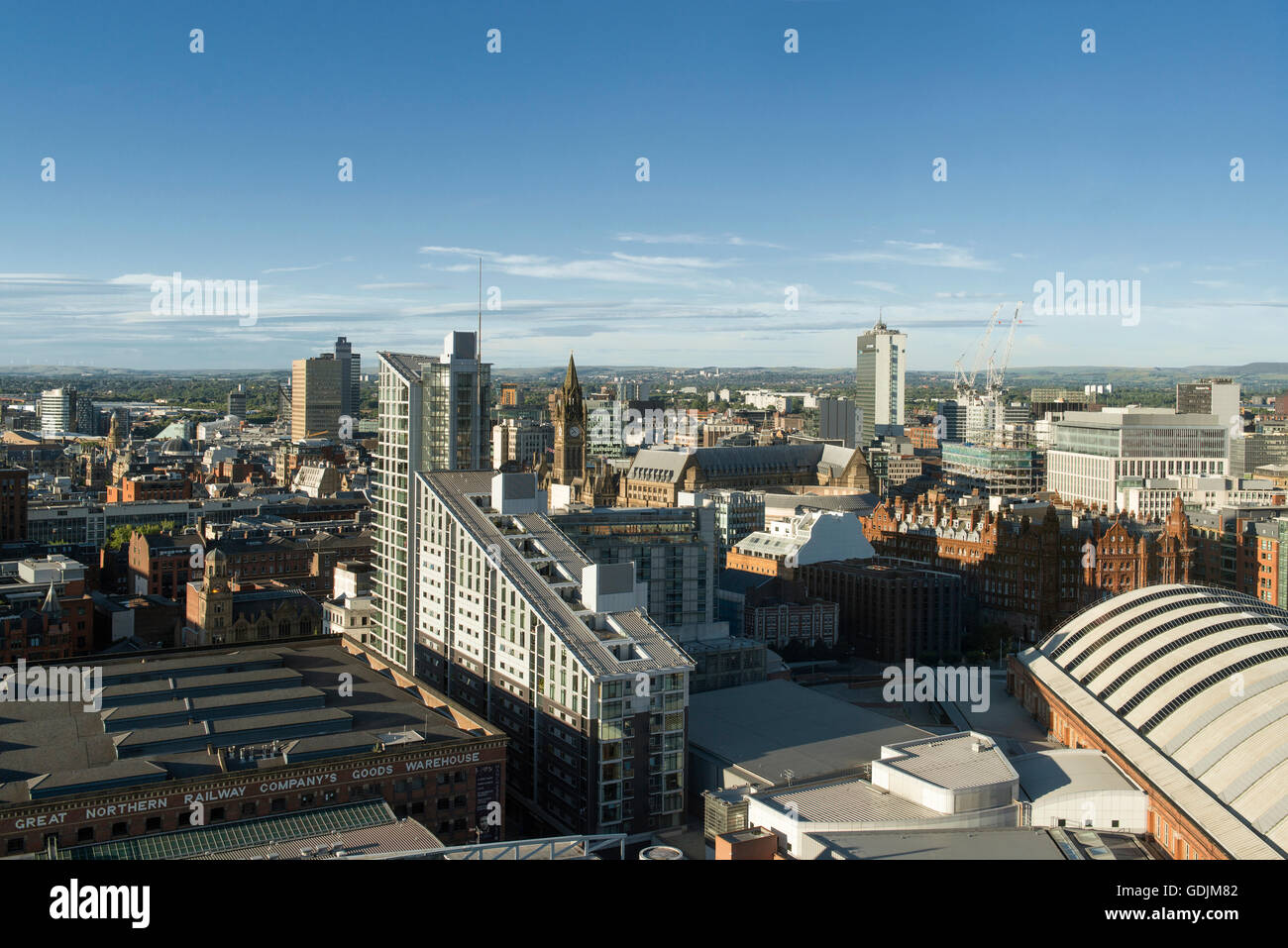 Ein Schuss von der Stadt Manchester Skyline, UK, mit verschiedenen Hochhäusern und Wolkenkratzern. Stockfoto