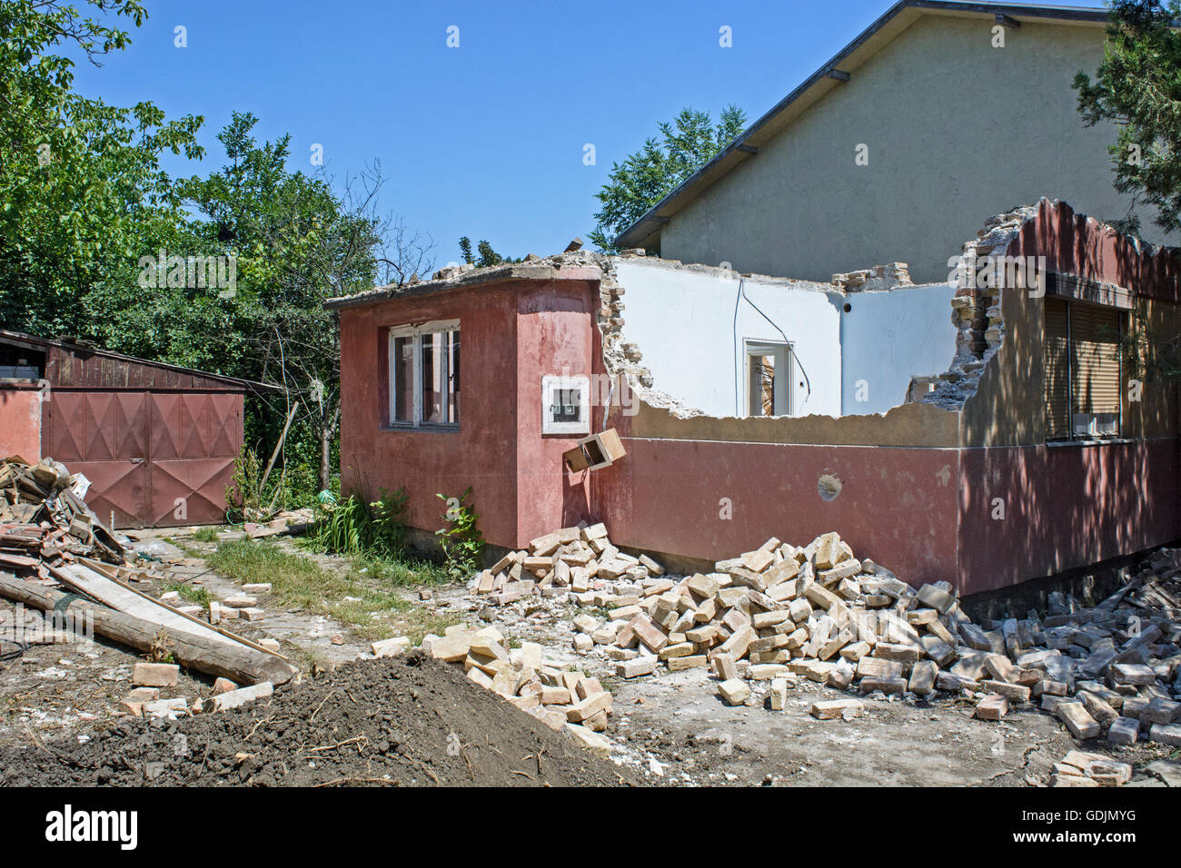 Abriss des alten Hauses, neue zu bauen. Stockfoto