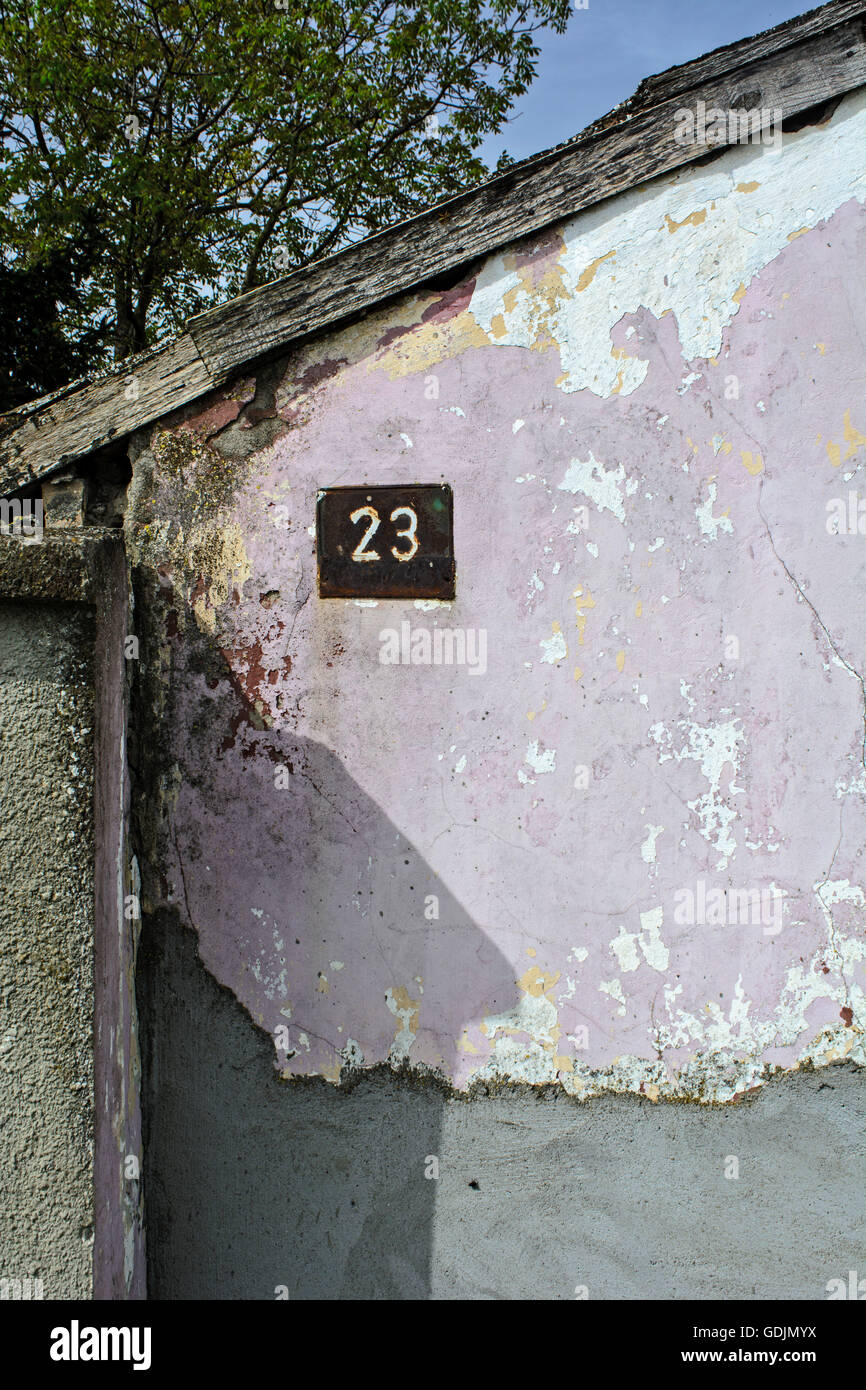 Altes Haus mit der Nummer 23 und den Namen der Straße Stockfotografie